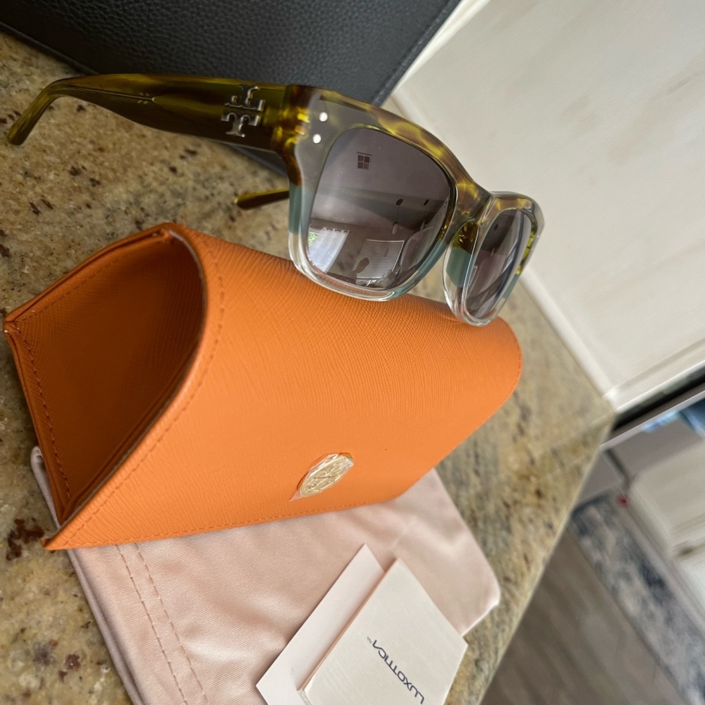 New Tory Burch 50mm rectangle sunglasses - Picture 5 of 6